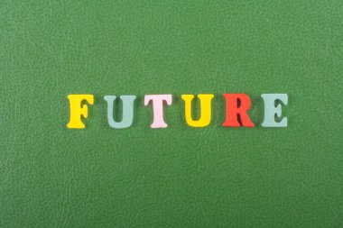 Funure kelime yeşil arka plan üzerinde renkli abc alfabe blok ahşap harfler, reklam metni için kopya alanı üzerinden oluşur. Öğrenme İngilizce kavramı.