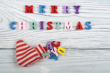 Neşeli Noel kelime ahşap arka plan üzerinde renkli abc alfabe blok ahşap harfler, reklam metni için kopya alanı üzerinden oluşur. Öğrenme İngilizce kavramı.
