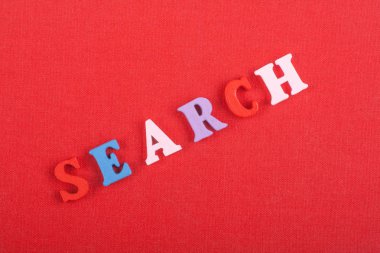 Arama kelime kırmızı arka plan üzerinde renkli abc alfabe blok ahşap harfler, reklam metni için kopya alanı üzerinden oluşur. Öğrenme İngilizce kavramı.