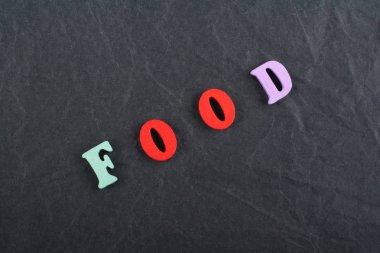 Gıda word kara tahta arka plan üzerinde renkli abc alfabe blok ahşap harfler, reklam metni için kopya alanı üzerinden oluşur. Öğrenme İngilizce kavramı.