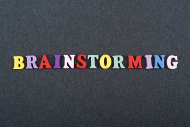 Word kara tahta arka plan üzerinde beyin fırtınası renkli abc alfabe blok ahşap harfler, reklam metni için kopya alanı üzerinden oluşur. Öğrenme İngilizce kavramı.