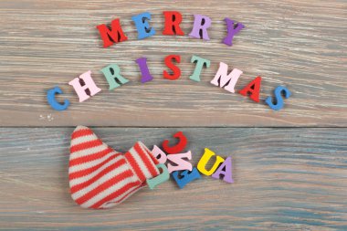 Neşeli Noel kelime ahşap arka plan üzerinde renkli abc alfabe blok ahşap harfler, reklam metni için kopya alanı üzerinden oluşur. Öğrenme İngilizce kavramı.