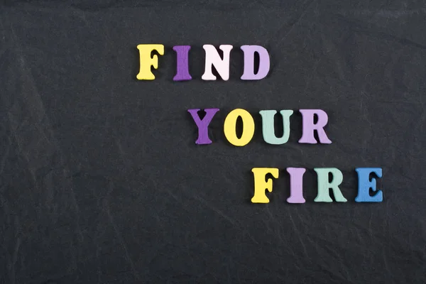 Znajdź słowo swój ogień na tle czarny deska składa się z kolorowych abc blok drewniany litery alfabetu, kopia miejsce na tekst reklamy. Koncepcja nauczania angielski. — Zdjęcie stockowe