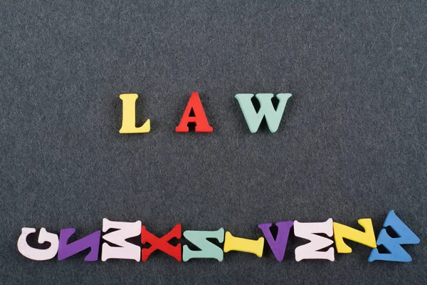 法律単語ブラック ボードの背景には、カラフルな abc アルファベットのブロック木製の文字、広告テキストのコピー領域から構成されます。英語の概念を学習. — ストック写真