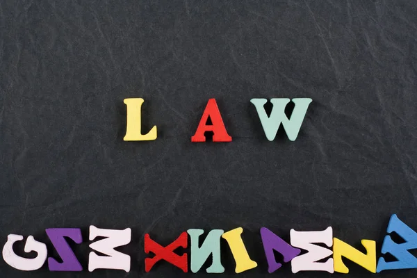法律単語ブラック ボードの背景には、カラフルな abc アルファベットのブロック木製の文字、広告テキストのコピー領域から構成されます。英語の概念を学習. — ストック写真