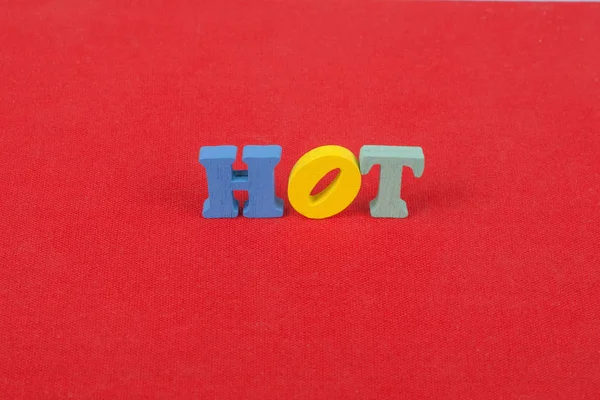 HOT palavra no fundo vermelho composto por colorido abc alfabeto bloco letras de madeira, espaço de cópia para o texto do anúncio. Aprender inglês conceito . — Fotografia de Stock