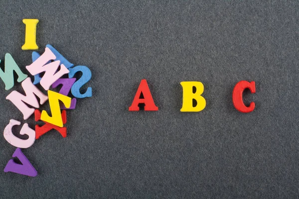 ABC parola su sfondo lavagna nera composto da colorati alfabeto abc blocco lettere di legno, copiare lo spazio per il testo dell'annuncio. Imparare l'inglese concetto . — Foto Stock