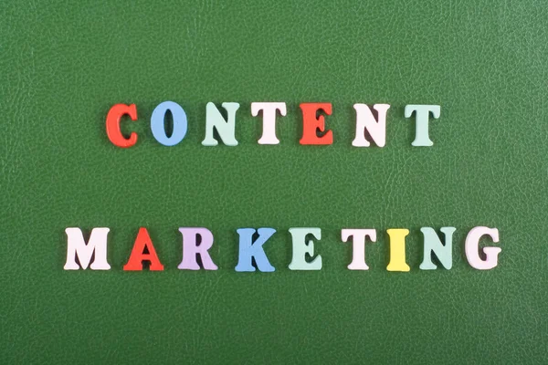 Content Marketing słowo na zielonym tle składa się z kolorowych abc blok drewniany litery alfabetu, kopia miejsce na tekst reklamy. Koncepcja nauczania angielski. — Zdjęcie stockowe