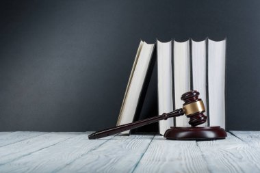 Hukuk konsepti - Beyaz arka planda izole edilmiş bir mahkeme salonunda ya da emniyet teşkilatında ahşap yargıç tokmağı olan bir hukuk kitabı. Metin için alanı kopyala.