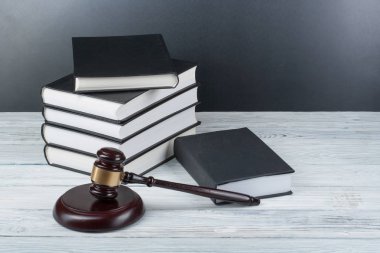Hukuk konsepti - Beyaz arka planda izole edilmiş bir mahkeme salonunda ya da emniyet teşkilatında ahşap yargıç tokmağı olan bir hukuk kitabı. Metin için alanı kopyala.