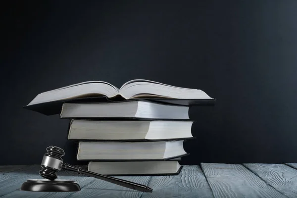 Concepto de ley: libro de leyes abierto con un mazo de jueces de madera sobre la mesa en una sala de tribunal o en una oficina de aplicación de la ley aislada en un fondo blanco. Copiar espacio para texto. —  Fotos de Stock