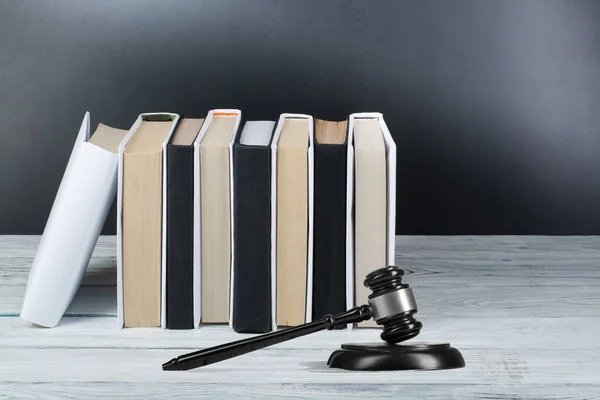 Концепція права - відкрита книга з дерев'яними суддями за столом у залі суду або правоохоронних органах, ізольованих на білому тлі. Копіювальний простір для тексту. — стокове фото