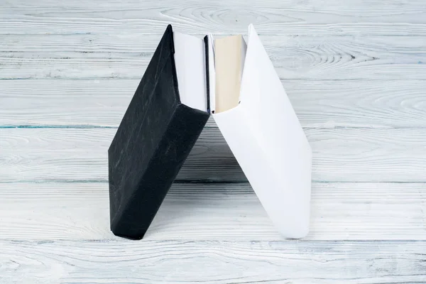 Libros de tapa dura sobre mesa de madera, fondo blanco. De vuelta a la escuela. Copia espacio para texto. Concepto de negocio educativo . —  Fotos de Stock
