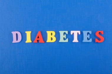 Diabetetes kelime mavi arka plan üzerinde renkli abc alfabe blok ahşap harfler, reklam metni için kopya alanı üzerinden oluşur. Öğrenme İngilizce kavramı