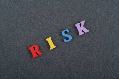 Risk kelime kara tahta arka plan üzerinde renkli abc alfabe blok ahşap harfler, reklam metni için kopya alanı üzerinden oluşur. Öğrenme İngilizce kavramı