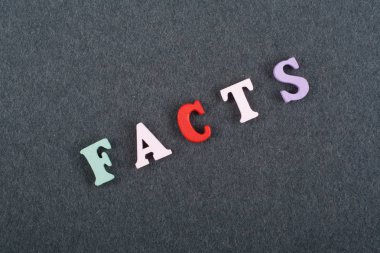 Kara tahta arkaplanındaki kelime renkli alfabe bloklu tahta harflerden oluşmuş, reklam metinleri için kopyalama alanı. İngilizce öğrenme kavramı