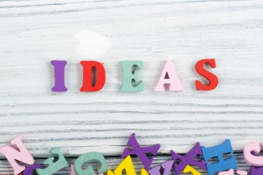Ahşap arkaplan ile ilgili kelime renkli alfabe bloğu tahta harflerden oluşmuş, reklam metinleri için kopyalama alanı. İngilizce öğrenme kavramı