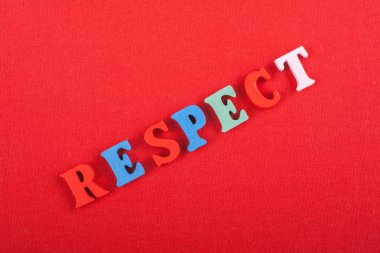 Saygı kelime kırmızı arka plan üzerinde renkli abc alfabe blok ahşap harfler, reklam metni için kopya alanı üzerinden oluşur. Öğrenme İngilizce kavramı