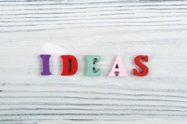 Ahşap arkaplan ile ilgili kelime renkli alfabe bloğu tahta harflerden oluşmuş, reklam metinleri için kopyalama alanı. İngilizce öğrenme kavramı