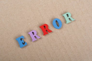 Hata kelime kağıt arka plan üzerinde renkli abc alfabe blok ahşap harfler, reklam metni için kopya alanı üzerinden oluşur. Öğrenme İngilizce kavramı