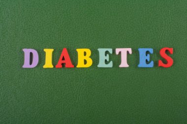 Diabetetes kelime yeşil arka plan üzerinde renkli abc alfabe blok ahşap harfler, reklam metni için kopya alanı üzerinden oluşur. Öğrenme İngilizce kavramı