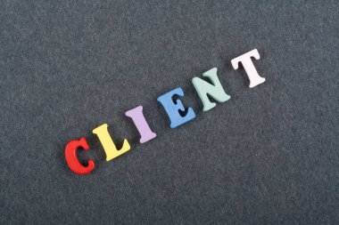 Kara tahta arkaplanındaki kelime renkli alfabe bloklu tahta harflerden oluşmuş, reklam metinleri için kopyalama alanı. İngilizce öğrenme kavramı