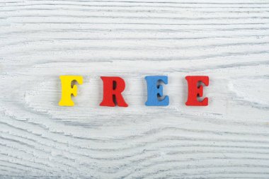 Ahşap arkaplan ile ilgili kelime renkli alfabe bloğu tahta harflerden oluşmuş, reklam metinleri için kopyalama alanı. İngilizce öğrenme kavramı