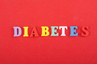 Diabetetes kelime kırmızı arka plan üzerinde renkli abc alfabe blok ahşap harfler, reklam metni için kopya alanı üzerinden oluşur. Öğrenme İngilizce kavramı