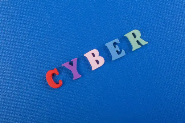 Palabra Cyber Sobre Fondo Azul Compuesta Letras Madera Coloridas Del —  Fotos de Stock