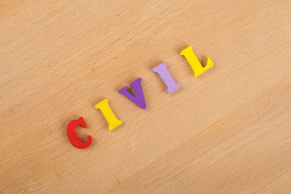 Гражданское слово на деревянном фоне компилируется из разноцветных аббревиатур, блочные деревянные буквы, место для текста рекламы. Изучение английского языка
