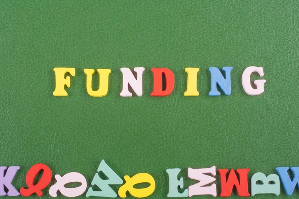 Yeşil renkli renkli abc alfabe blok ahşap gelen mektuplar oluşan kelime finansman, reklam metin için yer kopyalayın. Öğrenme İngilizce kavramı