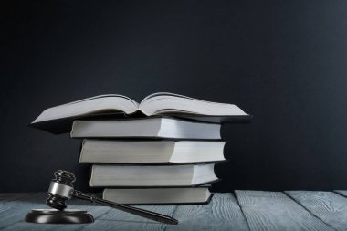 Hukuk kavramı - mavi zemin üzerine mahkeme veya Hukuk İcra ofiste tabloda bir ahşap hakimler tokmak ile açık kanun kitabı. Metin için yer kopyalayın