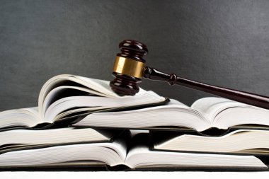 Hukuk kavramı - mavi zemin üzerine mahkeme veya Hukuk İcra ofiste tabloda bir ahşap hakimler tokmak ile açık kanun kitabı. Metin için yer kopyalayın