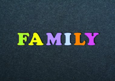 Aile kelime kara tahta arka plan üzerinde renkli abc alfabe blok ahşap harfler, reklam metni için kopya alanı üzerinden oluşur. Öğrenme İngilizce kavramı