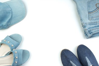 Seyahat, tatil kavramı. Kot, kot, kot beyaz bir arka plan üzerinde kap. Üstten görünüm