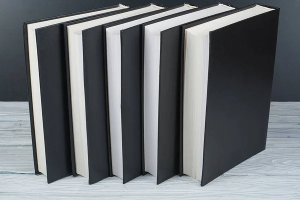 Fából Készült Asztal Fekete Tábla Háttér Fekete Könyvet Vissza Iskolába — Stock Fotó