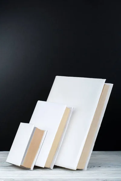Fehér Könyv Fából Készült Asztal Fekete Háttér Fedélzetén Vissza Iskolába — Stock Fotó
