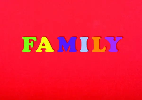 Parola Famiglia Sfondo Rosso Composta Colorati Alfabeto Abc Blocco Lettere — Foto Stock