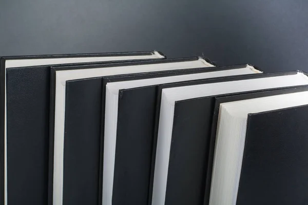 Libros Abiertos Blanco Negro Sobre Mesa Madera Fondo Pizarra Negra —  Fotos de Stock