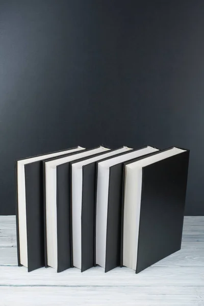 Nyitott Fekete Fehér Könyvek Fából Készült Asztal Fekete Háttér Fedélzetén — Stock Fotó