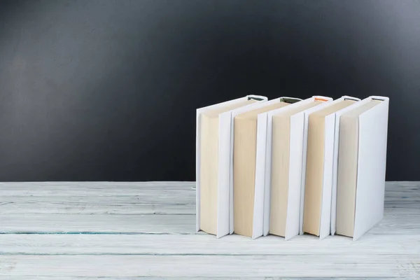 Libros Blancos Sobre Mesa Madera Fondo Pizarra Negra Vuelta Escuela —  Fotos de Stock