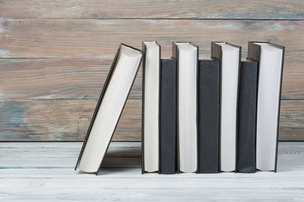 Open Zwart Wit Boeken Houten Tafel Zwarte Bord Achtergrond Terug — Stockfoto