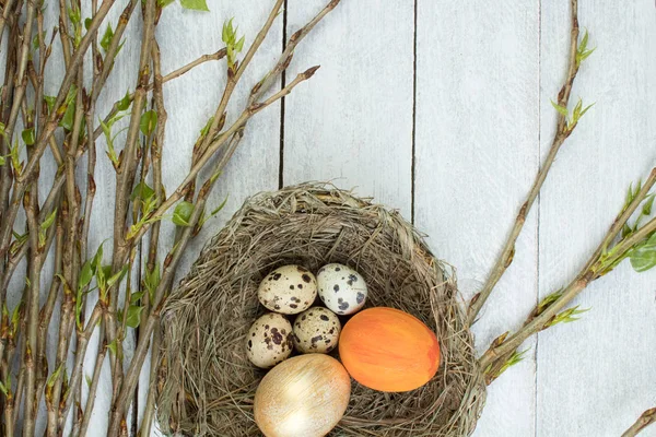 Ostereier Nest Und Zweig Mit Blättern Auf Hölzernem Tischhintergrund Ansicht — Stockfoto
