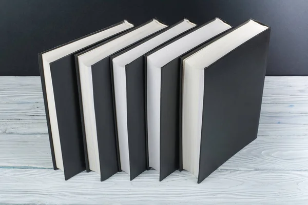 Nyitott Fekete Fehér Könyvek Fából Készült Asztal Fekete Háttér Fedélzetén — Stock Fotó