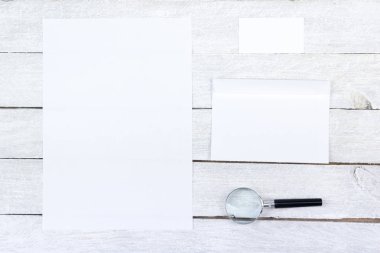 Kurumsal ileti örneği mockup ayarlayın. Büyüteç'i. Boş beyaz dokulu marka kimliği öğeleri