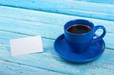 Boş iş kartları, mavi ahşap masa bardakta. Kimliği üst görünümünün şablonu