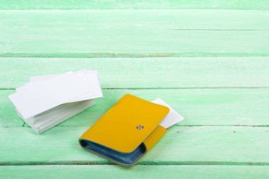 Ahşap masada boş kartvizitler. Kimlik şablonu. Üst görünüm