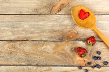 Çeşitli yaz taze çilek beyaz bir arka plan... Antioksidan, detoks diyet, organik meyve