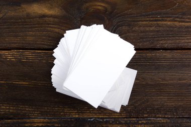 Ahşap masada boş kartvizitler. Kimlik şablonu. Üst görünüm