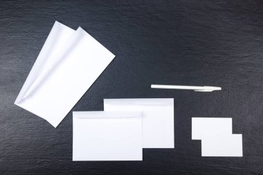 Kurumsal ileti örneği mockup ayarlayın. Boş beyaz dokulu marka kimliği öğeleri